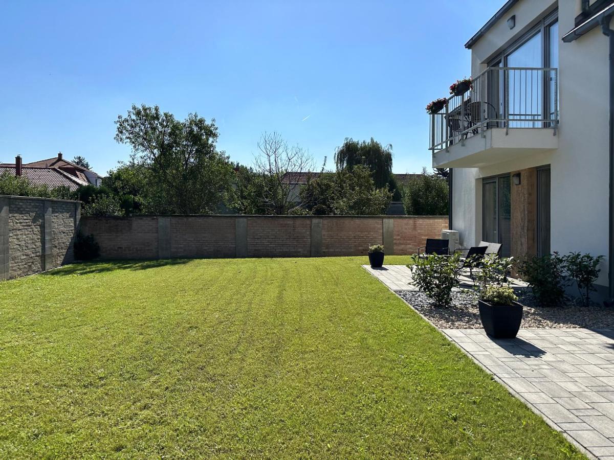 Mosonmagyaróvár Linden Apartman 107 Glamour (Adults Only) מראה חיצוני תמונה