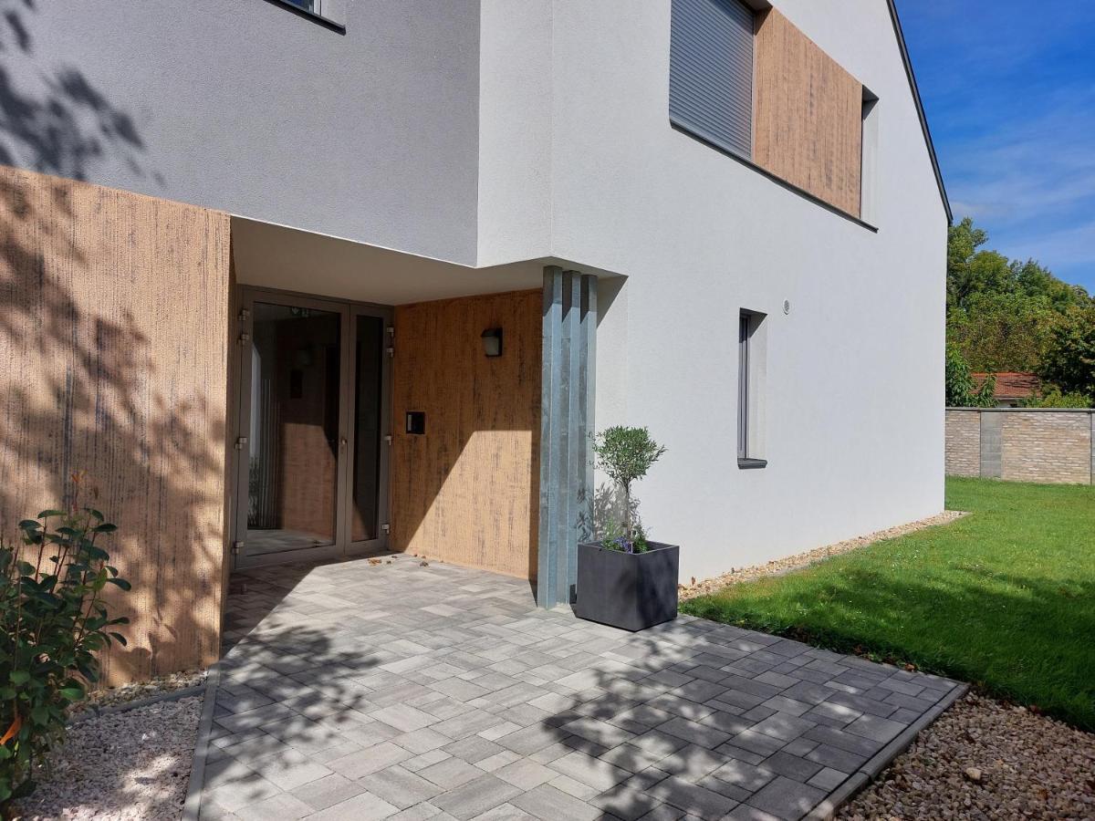 Mosonmagyaróvár Linden Apartman 107 Glamour (Adults Only) מראה חיצוני תמונה