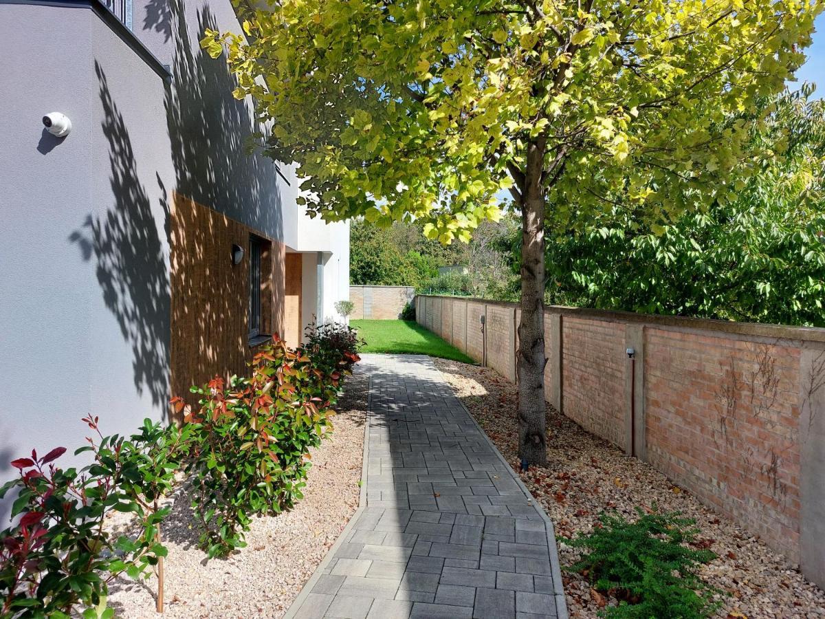 Mosonmagyaróvár Linden Apartman 107 Glamour (Adults Only) מראה חיצוני תמונה